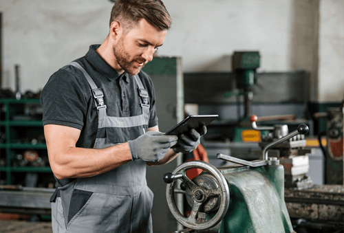 Metallbauer-mit-tablet