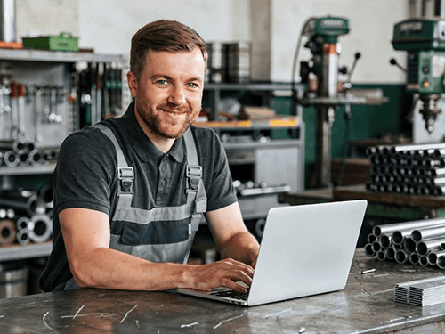 Schlosser am Laptop für Dokumentation