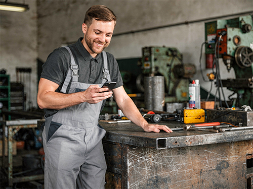 Schlosser am Smartphone für GB